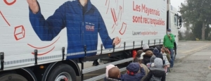 Présentation d'un camion Transports Coué à une classe de maternelle à Laval