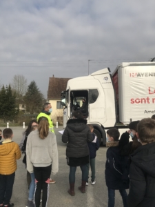 Un de nos conducteurs parle de son métier aux élèves de l'école primaire du Bourgneuf-la-forêt